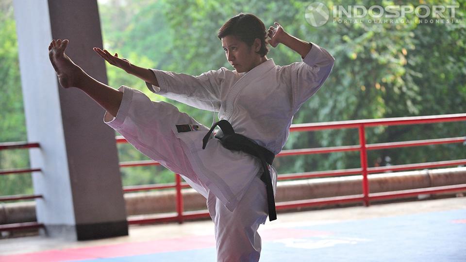 Sisilia Agustiani Ora melakukan salah satu gerakan kata yang akan dipertandingkan di Asian Games XVII 2014 di Incheon, Korea. Foto diambil saat berlatih di kawasan Gelora Bung Karno, Kamis (25/09/14).